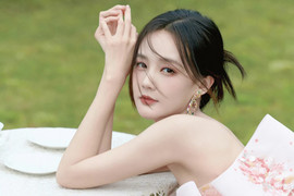 Nữ diễn viên gây tranh cãi khi để hai chân lên ghế máy bay