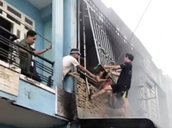Hàng xóm phá 'chuồng cọp' cứu 3 người mắc kẹt trong căn nhà bốc cháy ở TP.HCM