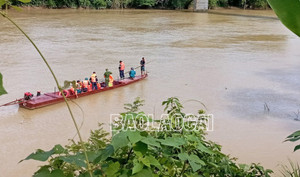 Lào Cai: Gần 100 người tìm kiếm nam sinh nghi nhảy cầu mất tích