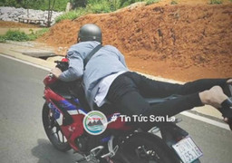 Xử phạt nam thanh niên ở Sơn La vừa nằm vừa lái xe máy