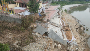 Cận cảnh công trình kè sông Phó Đáy mới xây đã bị sập