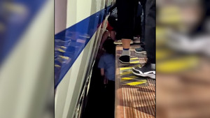 Nữ nhân viên dũng cảm cứu em bé 1 tuổi rơi xuống đường ray