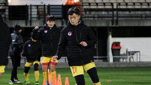 Đội tuyển nữ Việt Nam mặc áo rét ra sân tập dưới trời lạnh 10 độ C