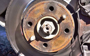 Đĩa phanh ô tô bị gỉ sét có nguy hiểm không?