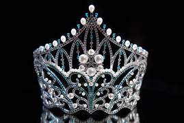 Vương miện Miss World Vietnam 2023 được đính kết hàng nghìn viên đá quý 