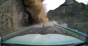 Núi đá bất ngờ đổ sập xuống đường, gây sạt lở kinh hoàng ở Trung Quốc