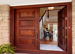 Cửa chính nên mở ra ngoài hay vào trong?