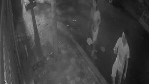 Nhóm người lạ mặt liên tục tiểu bậy, quấy rối nhà dân ở Hà Nội