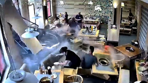 Tài xế mất kiểm soát, ô tô lao thẳng vào quán lẩu