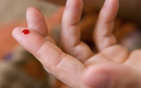 Suýt chết vì lấy kim chọc đầu ngón tay và tai để bỏ 'máu độc' chữa tai biến