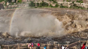 Vẻ hùng vĩ của thác nước Hukou Trung Quốc trong mùa lũ 