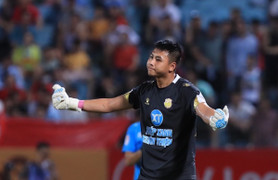 Thủ thành CLB Nam Định cản phá 3 quả luân lưu kể chuyện xúc động người cha quá cố