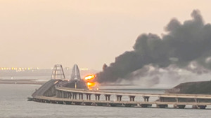 Ukraine thừa nhận tấn công cầu Crimea, Nga phản ứng gay gắt