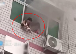 Khoảnh khắc kinh hoàng người mẹ buộc phải ném con mới sinh từ tầng 4 xuống để cứu con