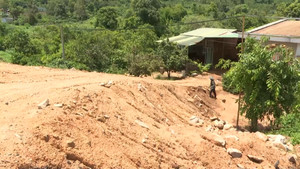 Gia Lai: Nâng cấp quốc lộ 19, bùn đất tràn vào nhà dân