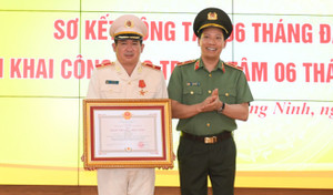 Thiếu tướng Đinh Văn Nơi nhận Huân chương Chiến công hạng Nhất