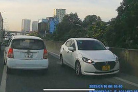 Truy tìm tài xế ô tô đi ngược chiều ở đường Vành đai 3 trên cao