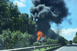 Ô tô đầu kéo bốc cháy ngùn ngụt trên cao tốc Pháp Vân - Cầu Giẽ