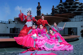 Dàn mẫu nhí thần thái trong trang phục lấy cảm hứng từ khăn rằn 