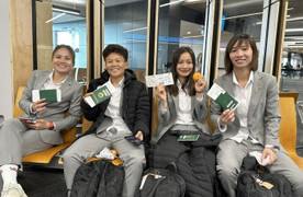 Cổ động viên đón đội tuyển nữ Việt Nam đến địa điểm dự World Cup