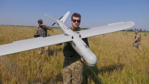 Ukraine dùng UAV Leleka-100 chỉ điểm cho pháo binh nhắm mục tiêu vào Nga