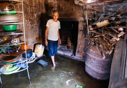 Người dân Hà Tĩnh ‘chạy lũ’ giữa nắng tháng 7 do cống nước không đóng kỹ