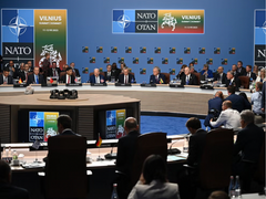 Trung Quốc đáp trả chỉ trích của NATO