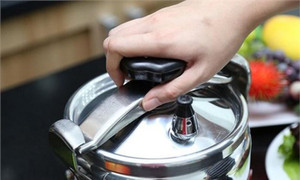 Nồi áp suất bất ngờ phát nổ, người đàn ông bỏng nặng