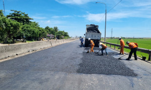 'Sẽ hoàn thành việc sửa chữa đường quốc lộ 1 qua tỉnh Phú Yên trước mùa mưa năm nay'