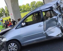 Ô tô biến dạng, 2 thùng container chắn ngang cao tốc Hà Nội-Hải Phòng sau va chạm