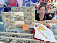 Thực hư một phụ nữ trúng số độc đắc 9 tỷ đồng, rạng rỡ mua vàng bên 'đống tiền'