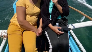 Khoảnh khắc sững sờ của cô gái khi bị cá chuồn 'cướp giật' điện thoại 