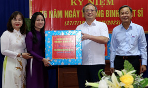 Tổng Giám đốc VOV thăm, tặng quà người có công với cách mạng tại Đà Nẵng