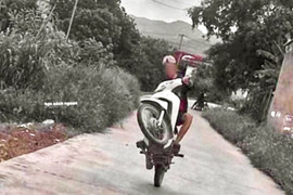 Bốc đầu xe máy để quay clip đăng Facebook, nam thanh niên ở Bắc Giang bị xử phạt