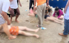 Bình Thuận: Tắm biển khi sóng lớn, 7 du khách suýt bị chết đuối