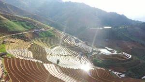 Ngắm ruộng bậc thang Mù Cang Chải mùa nước đổ đẹp như tranh