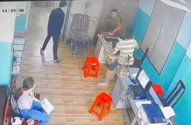 Người đàn ông cầm hung khí xông vào trụ sở công an ở TP.HCM