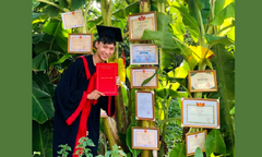 Bạn trẻ rủ nhau đua trào lưu 'flex' khoe thành tích cao, học trường xịn