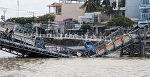 Sập cầu tạm ở Trà Vinh khi dùng 2 xe tải để thử tải