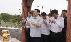 Chủ tịch Quốc hội tưởng niệm các Anh hùng liệt sỹ ở Quảng Trị