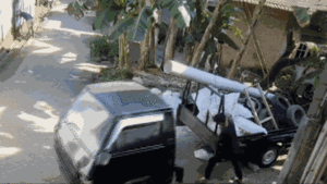 Xe tải bỗng dưng ‘đứt lìa’, nhiều người kinh ngạc