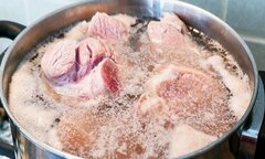 Nước luộc thịt sủi bọt có phải do lợn nhiễm hóa chất?