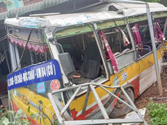 Sau va chạm với xe đầu kéo khi đang đỗ ven đường, xe buýt nát bét