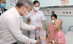 40.000 ly sữa dinh dưỡng dành tặng bệnh nhi ung thư 