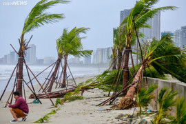 Vì sao các cơn bão thường mang tên phụ nữ?