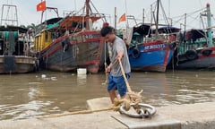 Ảnh: Ngư dân Hải Phòng neo đậu tàu về nơi an toàn tránh bão số 1