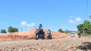 Gia Lai: Người dân khổ sở đi lại trên dự án nghìn tỷ