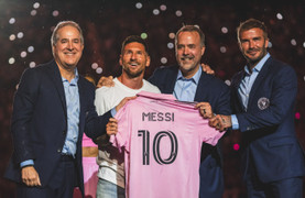 Messi ra mắt Inter Miami, Beckham trao tận tay áo số 10