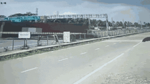 Xe container mất kiểm soát 'càn quét' trên cao tốc