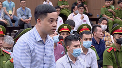 Cựu Thư ký Thứ trưởng Y tế khóc trước tòa, xin hưởng khoan hồng